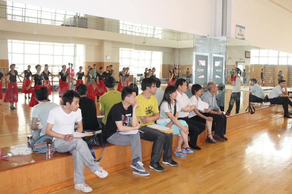 院教学督导组专家、竞赛评委、旁听教师在认真听课